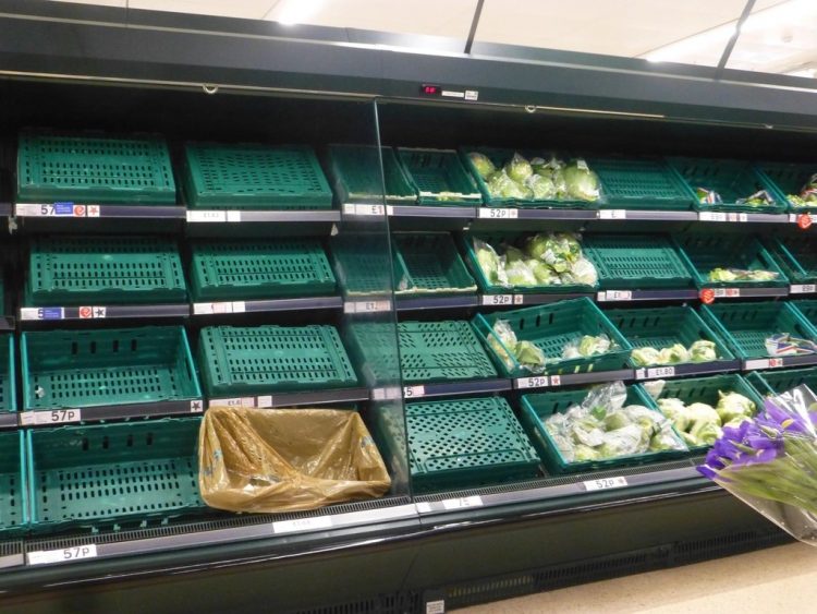 Детали интерьера магазина и состояние торгового зала