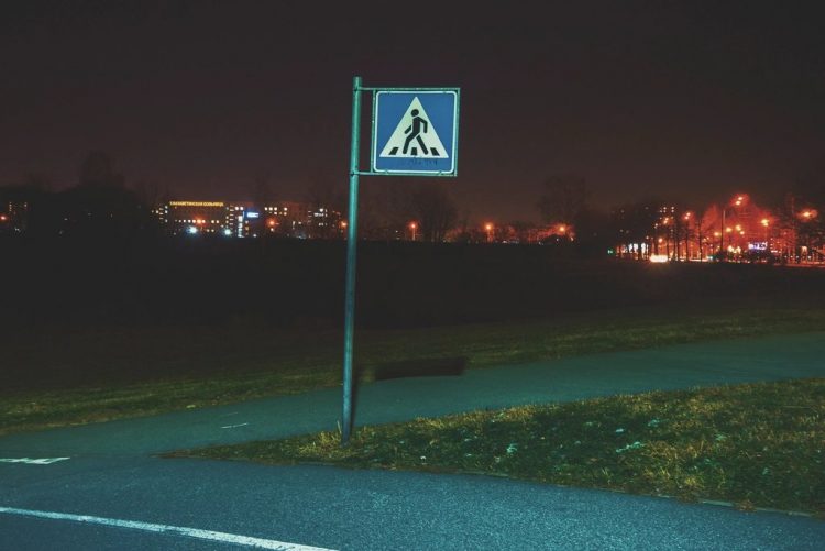Пешеход на переходе в свете фар автомобиля