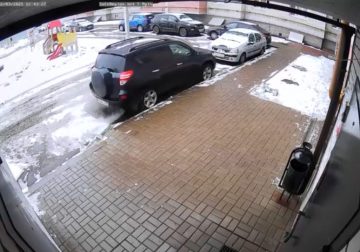 В Ярославле произошло ДТП во дворе жилого дома, которое было запечатлено на видео