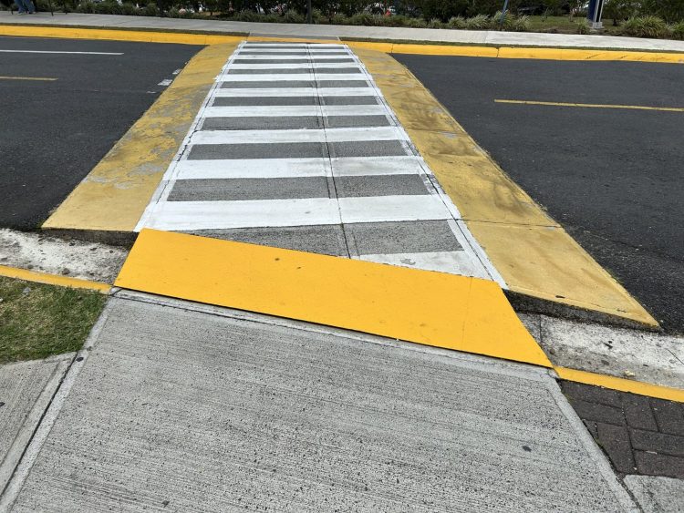 Покраска разметки на пешеходном переходе