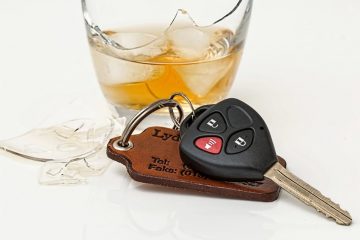 Автомобильные ключи и алкоголь крупным планом