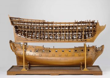 Морской компас рядом с исторической картой
