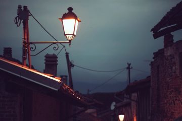 Фонарь освещает участок тёмной улицы
