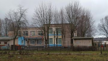 Игрушки и кубики в детском саду
