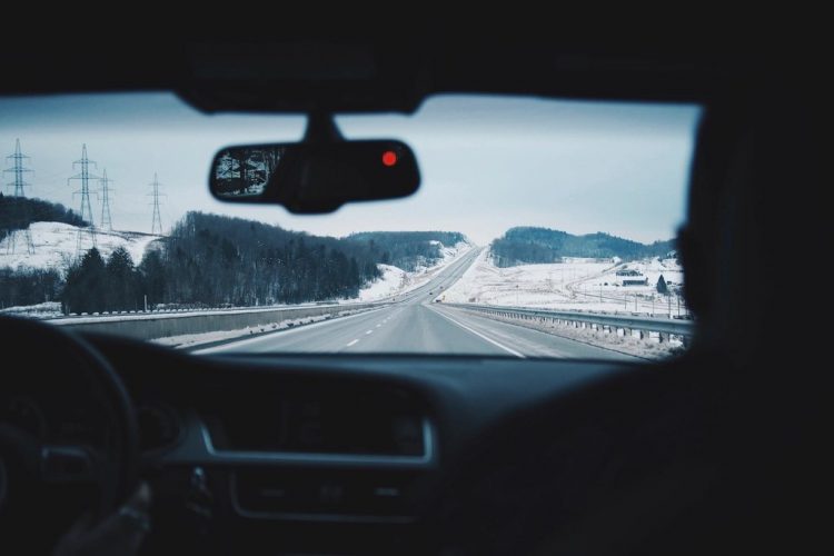 Автомобилист соблюдает безопасную дистанцию