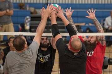 Волейбольный мяч у сетки на арене