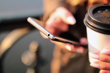 Пожилая женщина держит смартфон