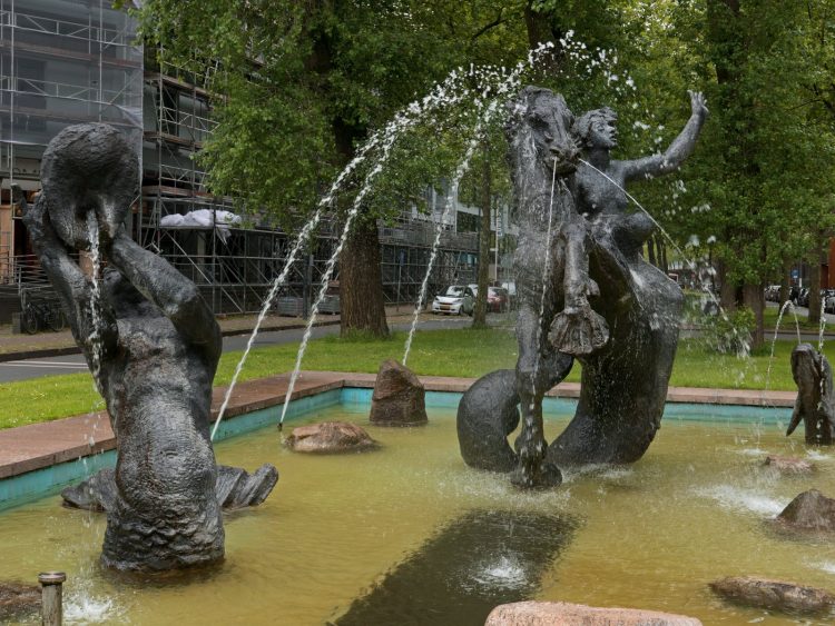 Струи воды из фонтана крупным планом