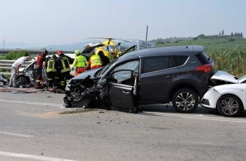 Повреждённый автомобиль после наезда на ограждение
