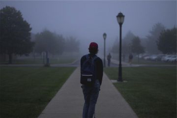 Школьный рюкзак на парте