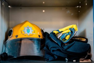 Спасательная каска рядом с документами о выплатах