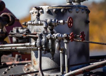 Газовая труба с запорным вентилем