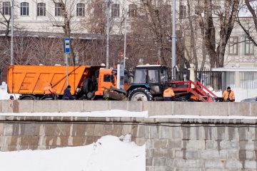 Уборка снега и обработка тротуара противогололёдной смесью