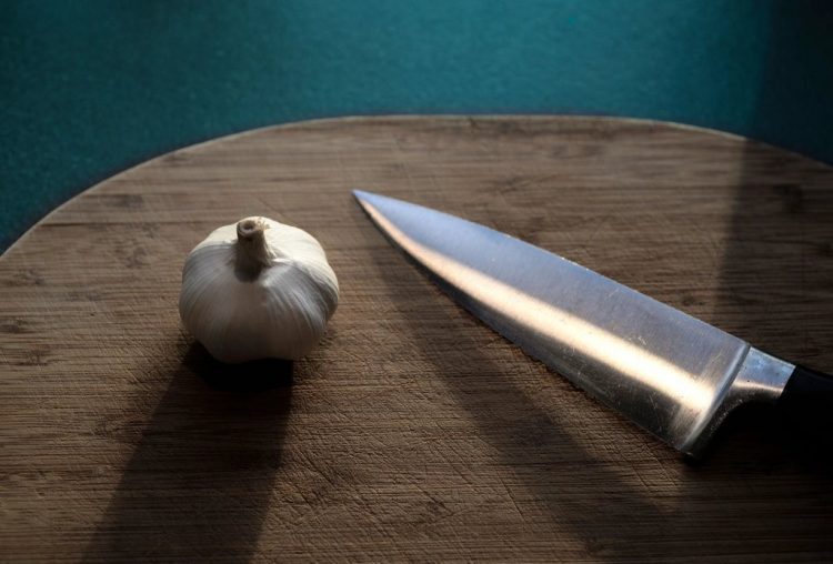 Кухонный нож на нейтральном фоне