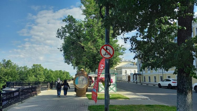 В Ярославле мотоциклист сбил инспектора ДПС на Волжской набережной