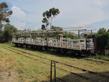 Пригородный поезд на железнодорожных путях
