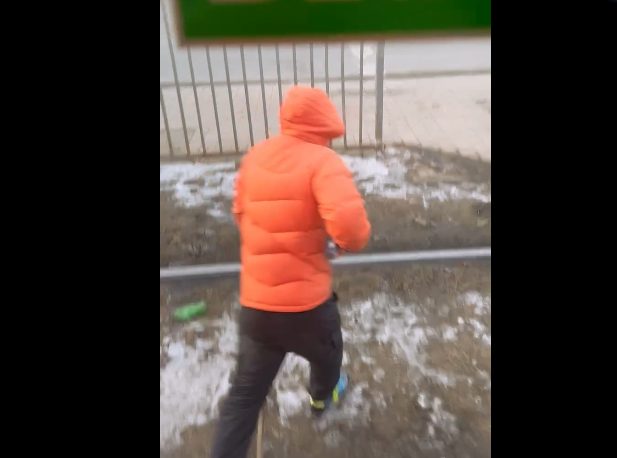 В Ярославле вандал прямо на остановке разрисовал трамвай