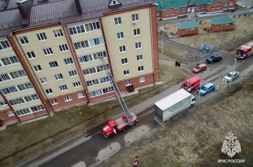 Сотрудники МЧС России спасли 2 и эвакуировали 15 жильцов дома