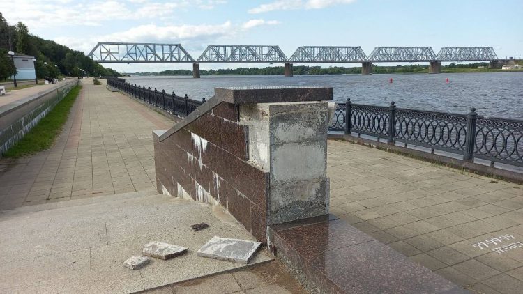 В Ярославле начнут восстановление гранитной плитки на набережной после 9 мая