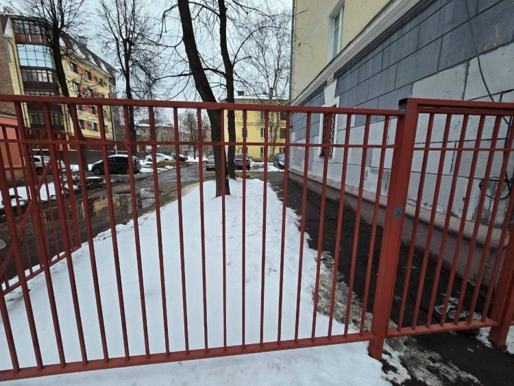 Губернатор Михаил Евраев потребовал проверить законность установки заборов возле домов