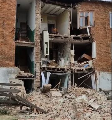 В Ростове Великом частично рухнул заброшенный дом