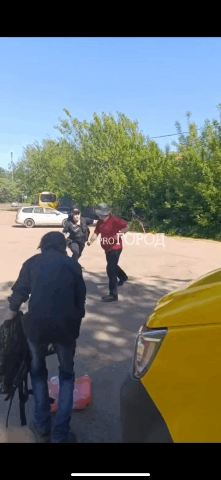 Неадекват с телескопической битой и ножом нападал на жителей Ярославля.