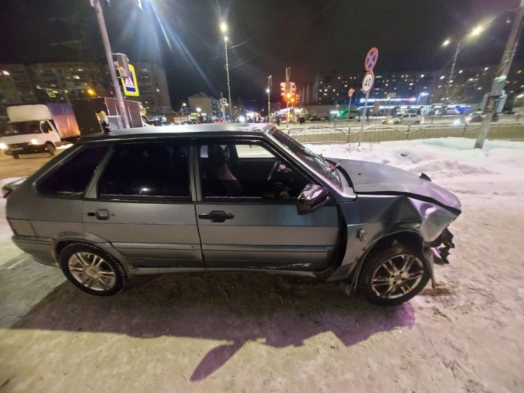 В Тутаеве девушка, сбитая вылетевшим на тротуар автомобилем, попала в больницу