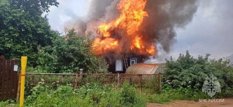 Дом в Ярославской области пострадал от удара молнии