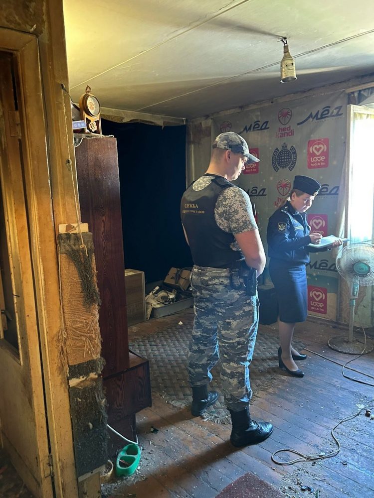 Вонь, тараканы и клопы: в Ярославле отменили выселение братьев из коммуналки