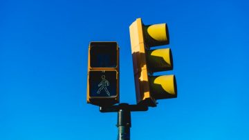 Руль автобуса и приборная панель крупным планом