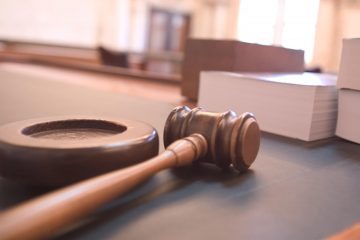 Пистолет на столе рядом с судебными документами