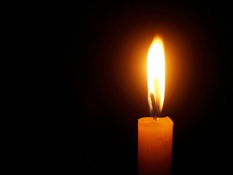 Зажжённая свеча в память о дипломате