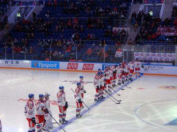 Шайба у хоккейных ворот на льду