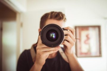 Фотоаппарат и карта во время медиатура