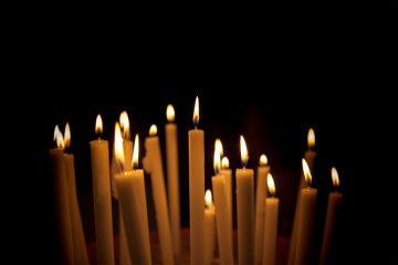 Зажжённая свеча в память о погибших