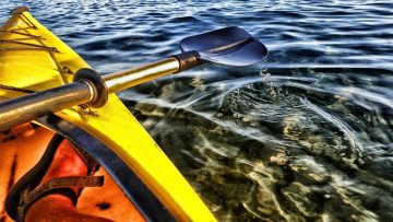 Весло байдарки крупным планом на воде