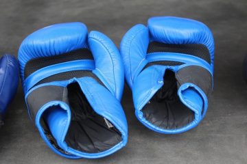 Боксерские перчатки и чемпионская медаль