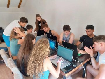 Руки студента работают с учебным оборудованием