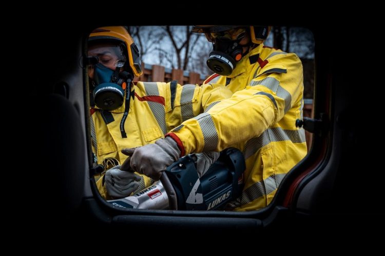 Автомобиль после ДТП у дорожной раскопки
