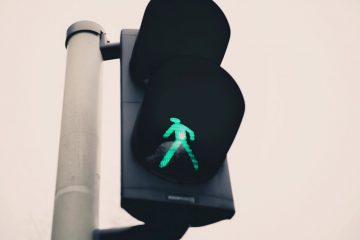Автомобиль у пешеходного перехода