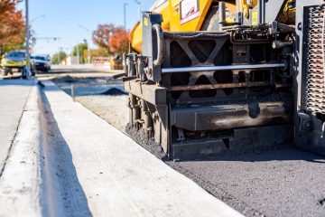 Укладка свежего асфальта на дороге