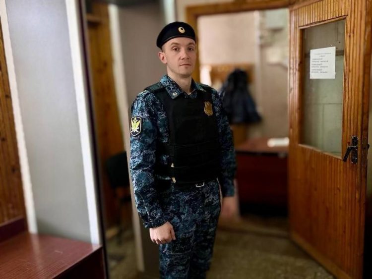 Молодая девушка получила помощь от судебного пристава в здании суда