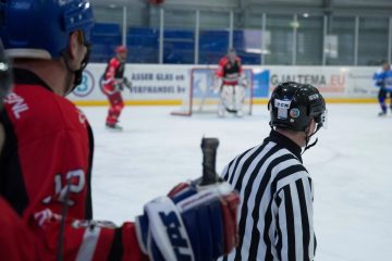 Хоккейная экипировка на скамейке запасных
