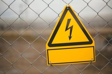 Предупреждающая табличка на промышленном оборудовании