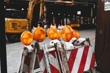 Автобус объезжает участок дорожного ремонта