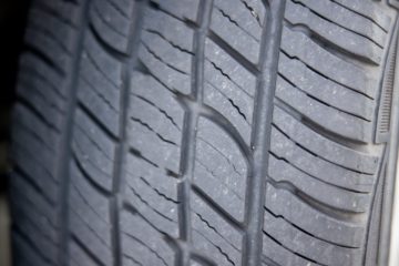 Колесо автомобиля после остановки полицией
