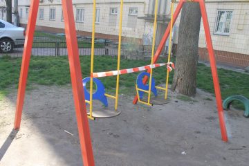 Пустые качели на детской площадке