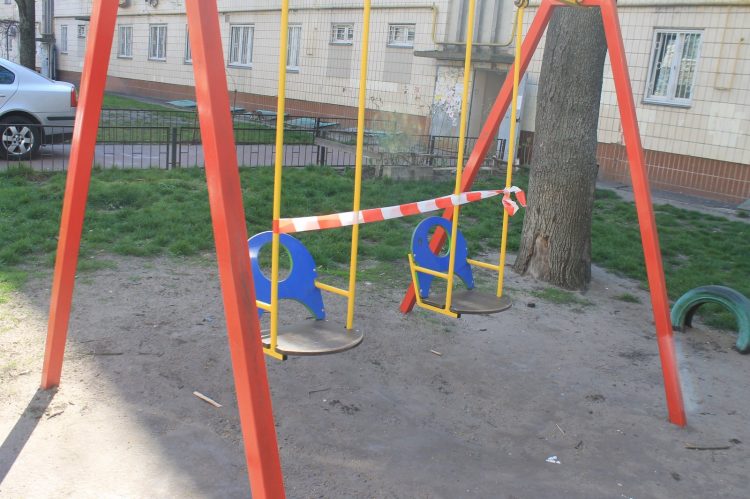 Пустые качели на детской площадке
