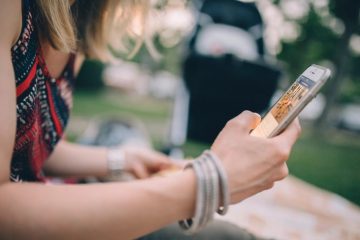 Смартфон с открытой страницей комментариев