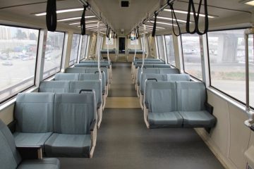 Поручень и сиденья в салоне автобуса